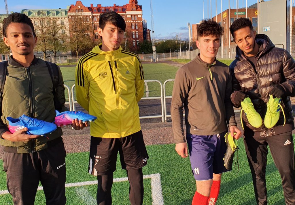 Inter Linné tar emot fotbollsskor från Adidas via Sverige United