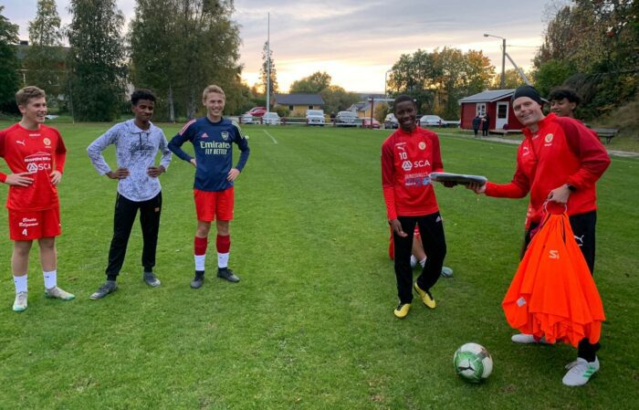 Sund IF tar emot gåva av fotbollsproffset Julia Molin