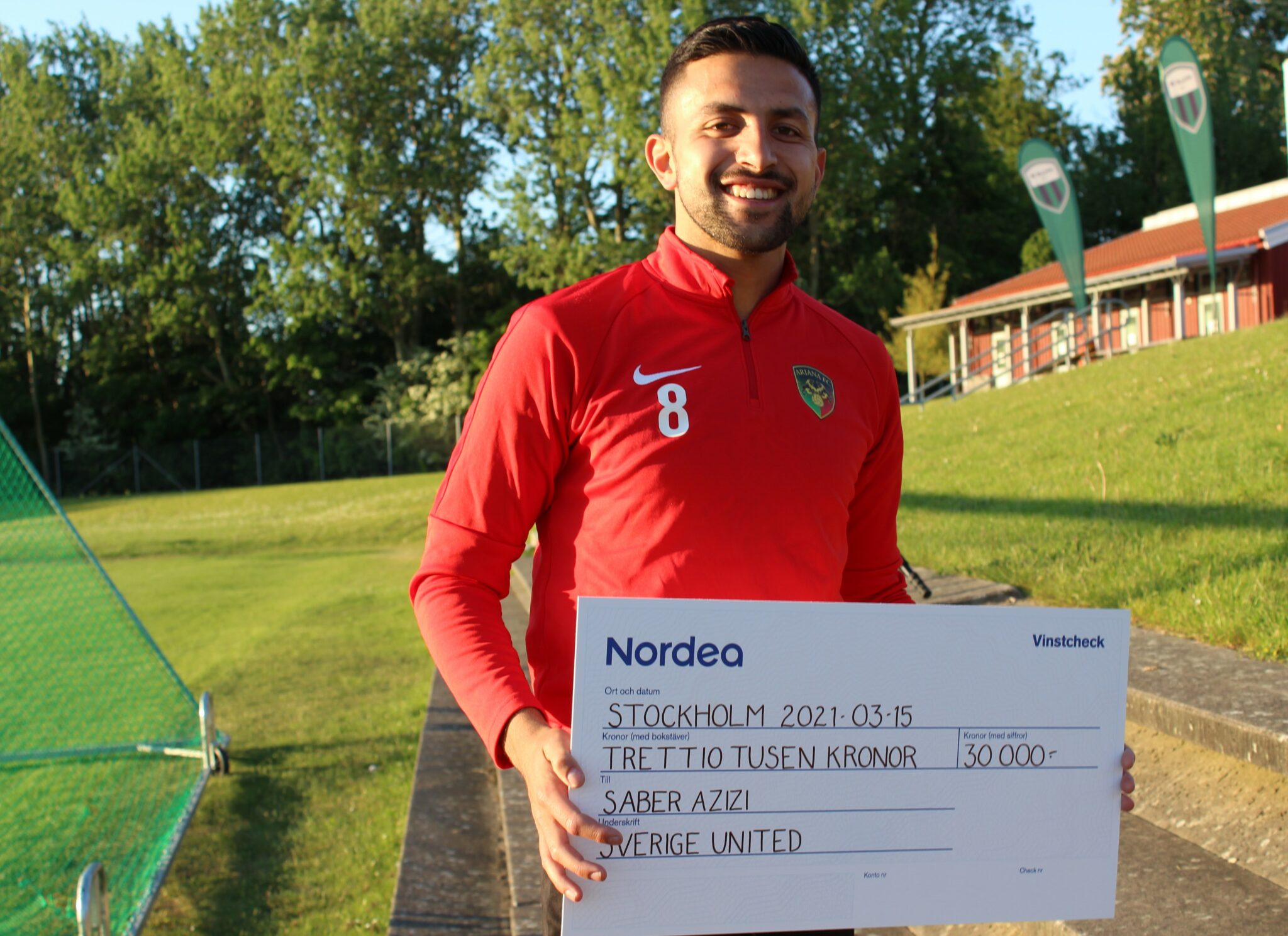 Saber Azizi, Ariana FC i Malmö tar emot Silverhanden-stipendiet från Sverige United